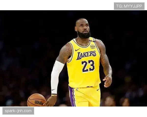 勒布朗·詹姆斯穿睡裤拎袋去夜市排队，路人表情绝了