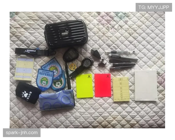 足球装备规则详解：裁判判罚标准与违规判定条件